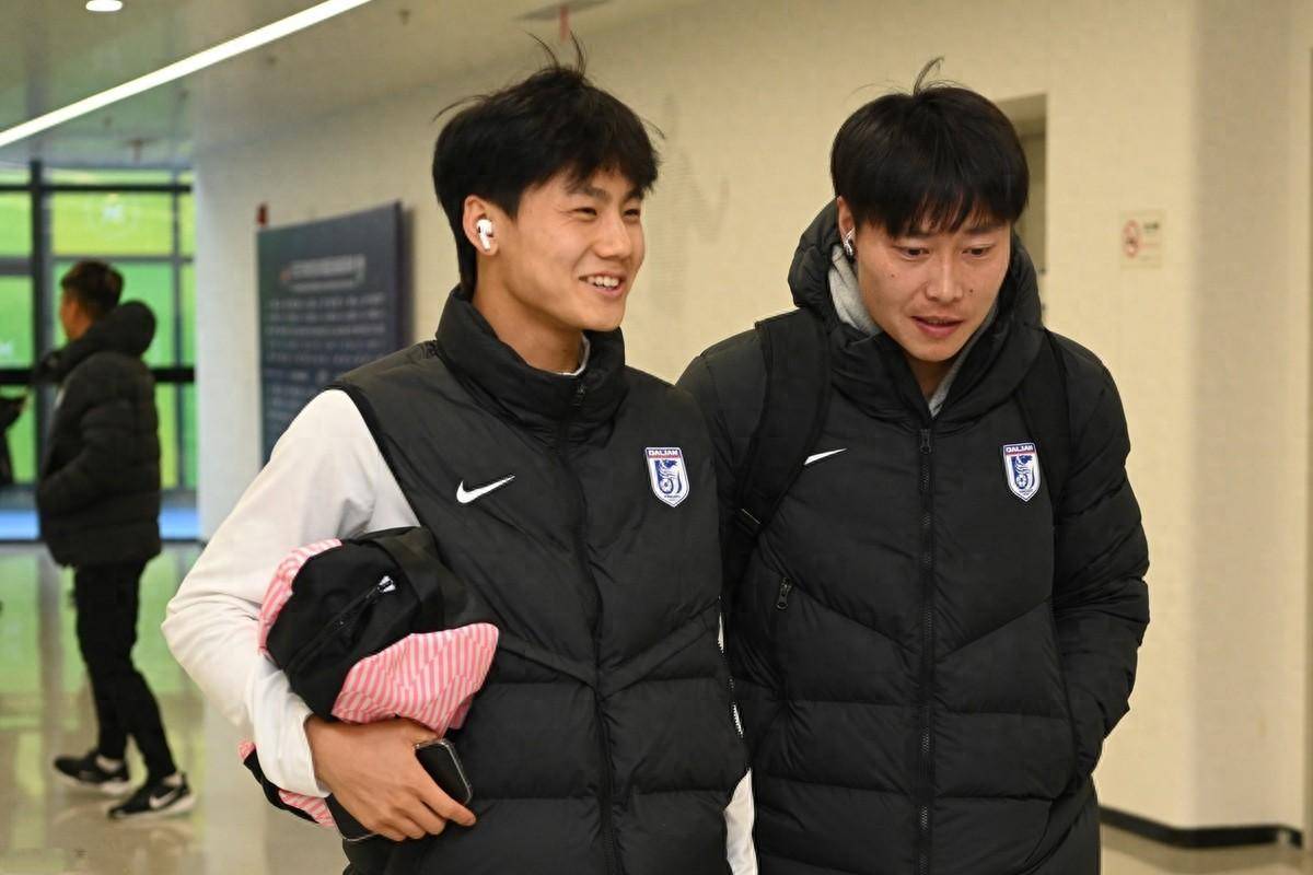 比赛瞬间球员们出色的表现令观众目不转睛！