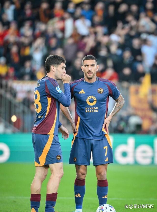 开云体育在线-罗马球员合影亮相，团结备战下一场挑战