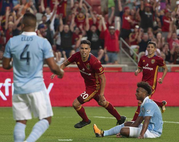 包含水晶宫客场大败，陷入保级泥潭的词条