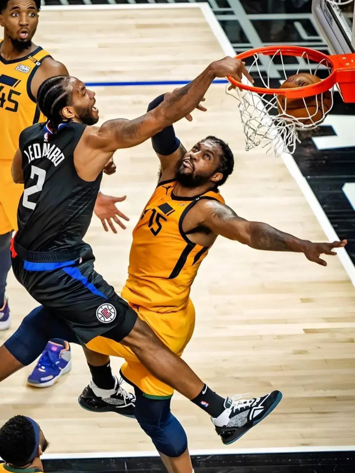 NBA球员在比赛中表现抢眼