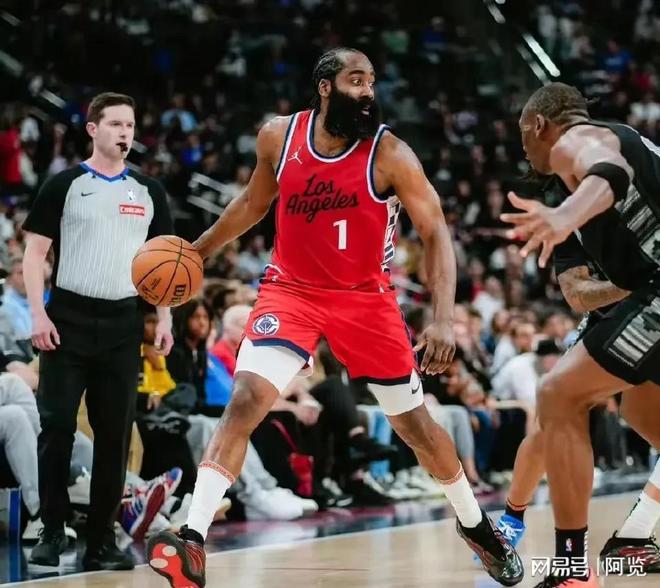 快船内线球员表现稳定，助队取得连胜的简单介绍