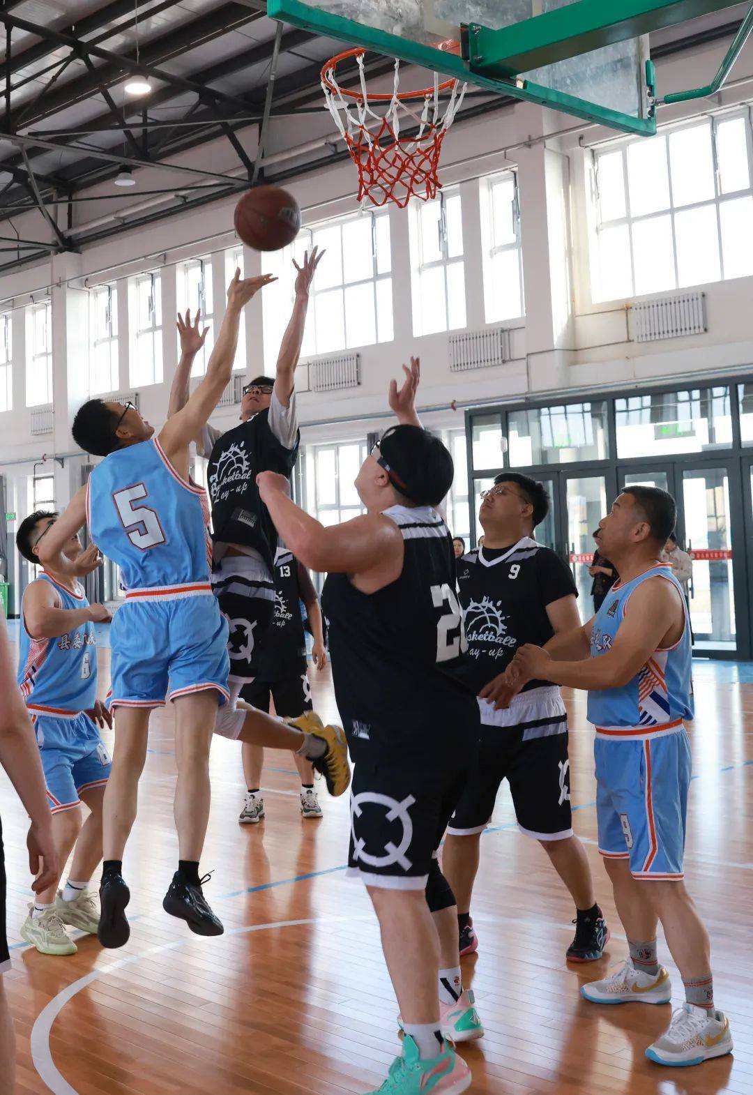 体育场上的激烈拼搏让人热血沸腾 体育场上的激烈拼搏让人热血沸腾