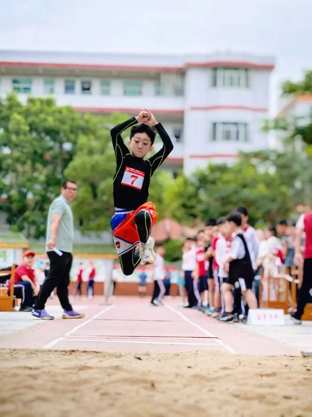 体育场上的激烈拼搏让人热血沸腾 体育场上的激烈拼搏让人热血沸腾