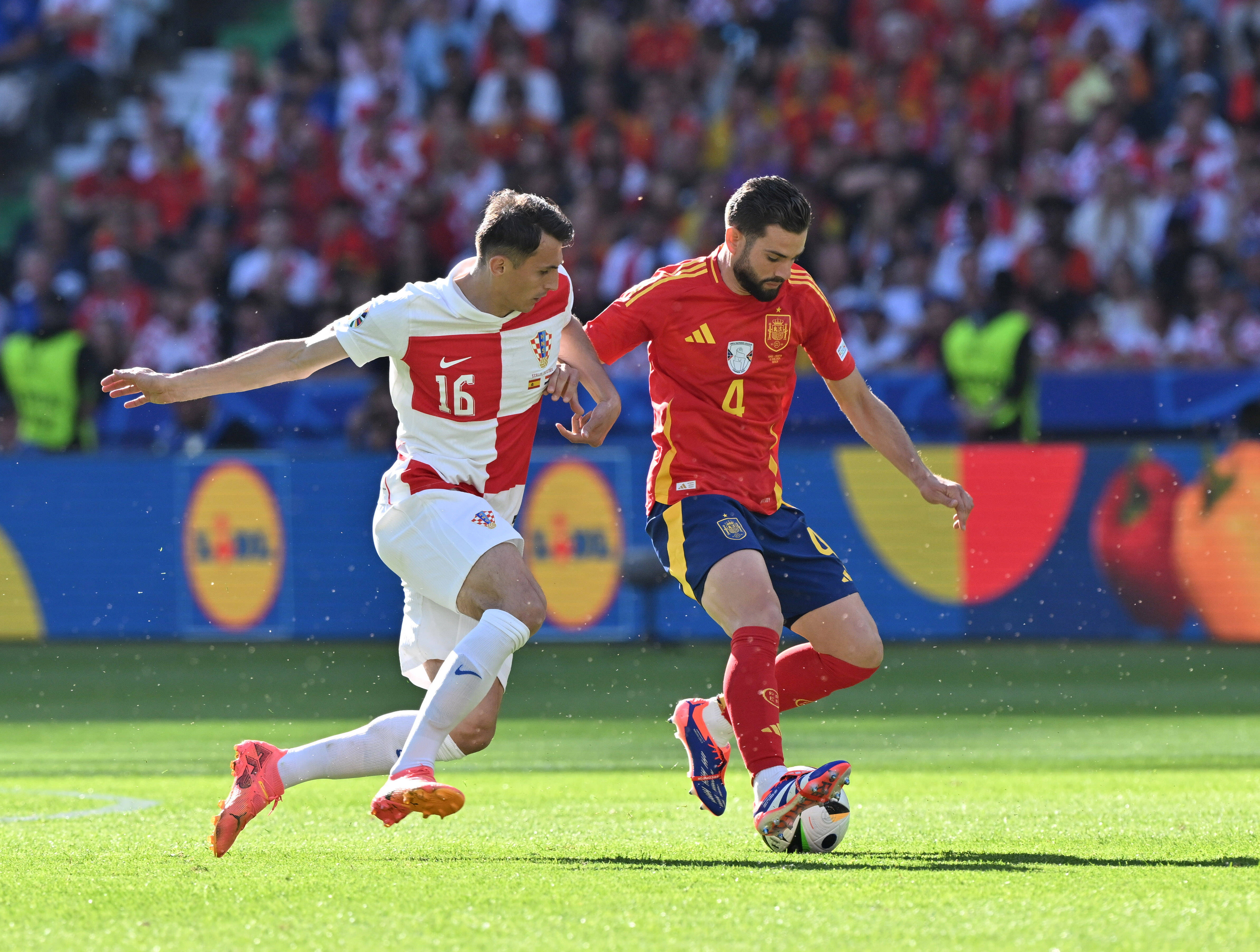 西班牙代表队在篮球比赛中实现突破