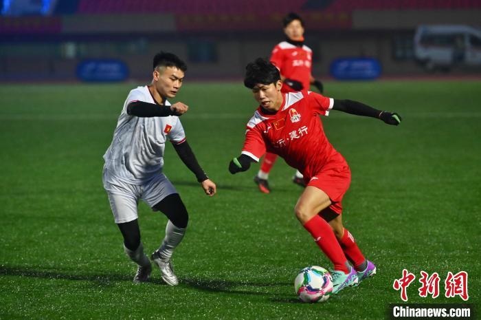 开云体育官网-足球运动员状态佳，比赛间展现高水平的简单介绍