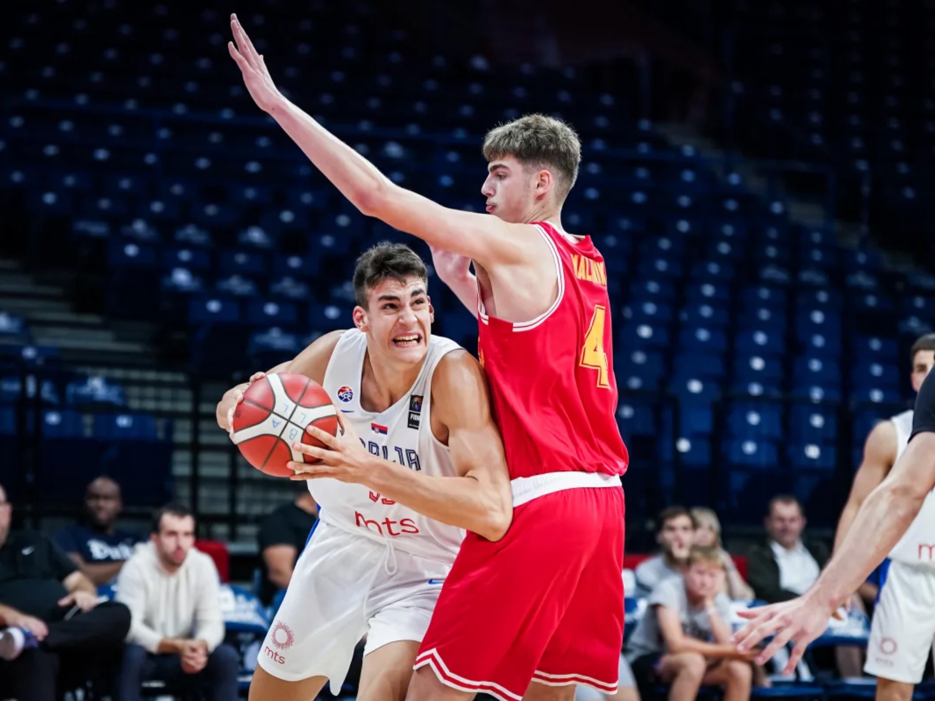 北马其顿男子溜冰选手夺冠的简单介绍 北马其顿男子溜冰选手夺冠的简单介绍