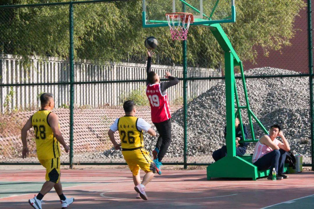 关于篮球赛场奇迹发生，球员们努力拼搏，铸就胜利的信息