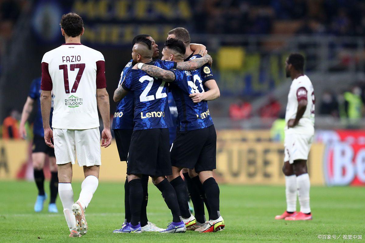 包含国际米兰客场取胜，紧追榜首位置的词条