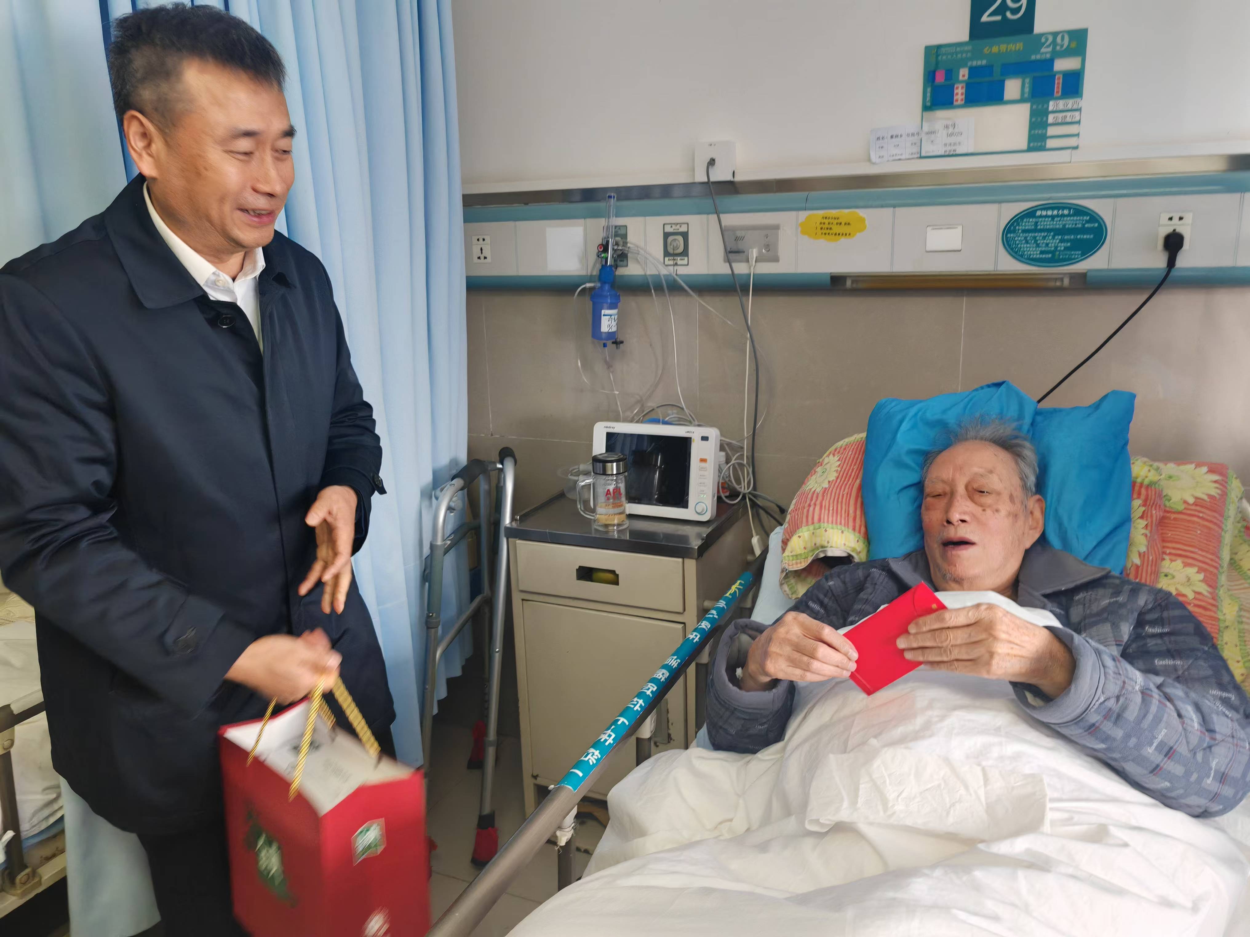 俱乐部老板探望受伤球员送上慰问 俱乐部老板探望受伤球员送上慰问