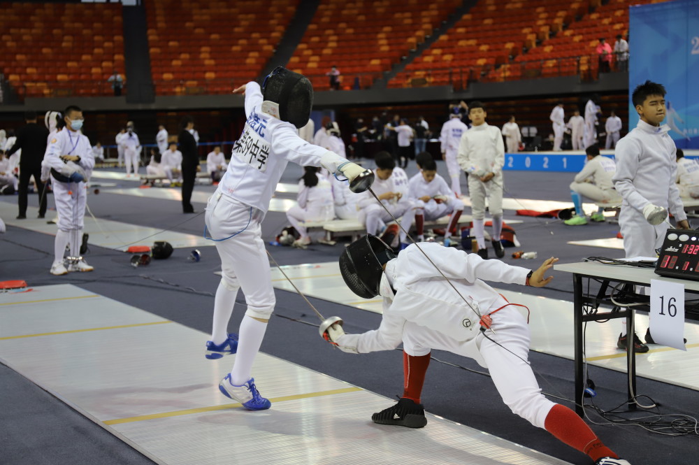 青年击剑选手成为焦点,技艺精湛的简单介绍 青年击剑选手成为焦点,技艺精湛的简单介绍