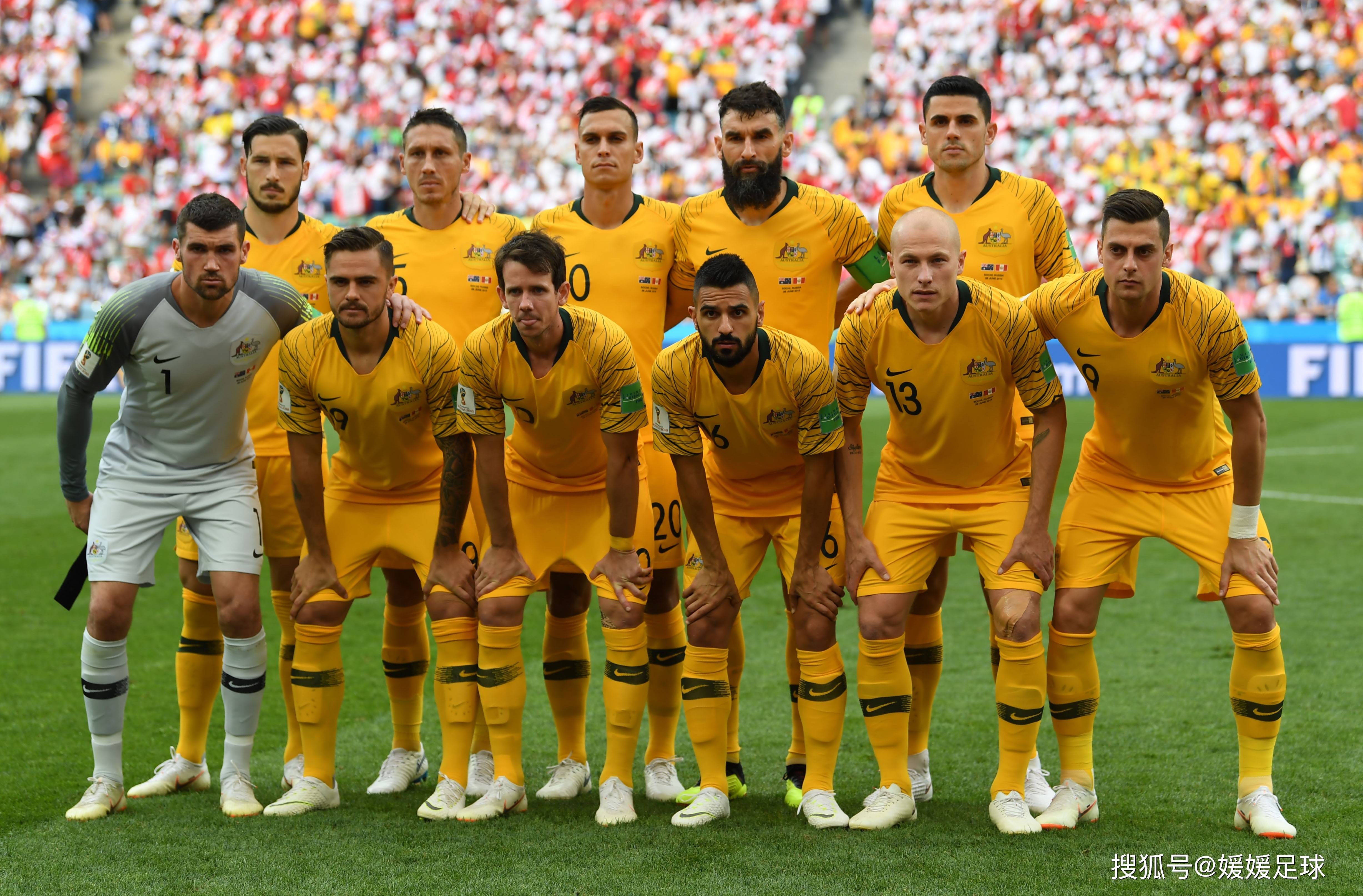 开云体育在线-足球赛事恩怨纷纷，球队角逐悬念重重