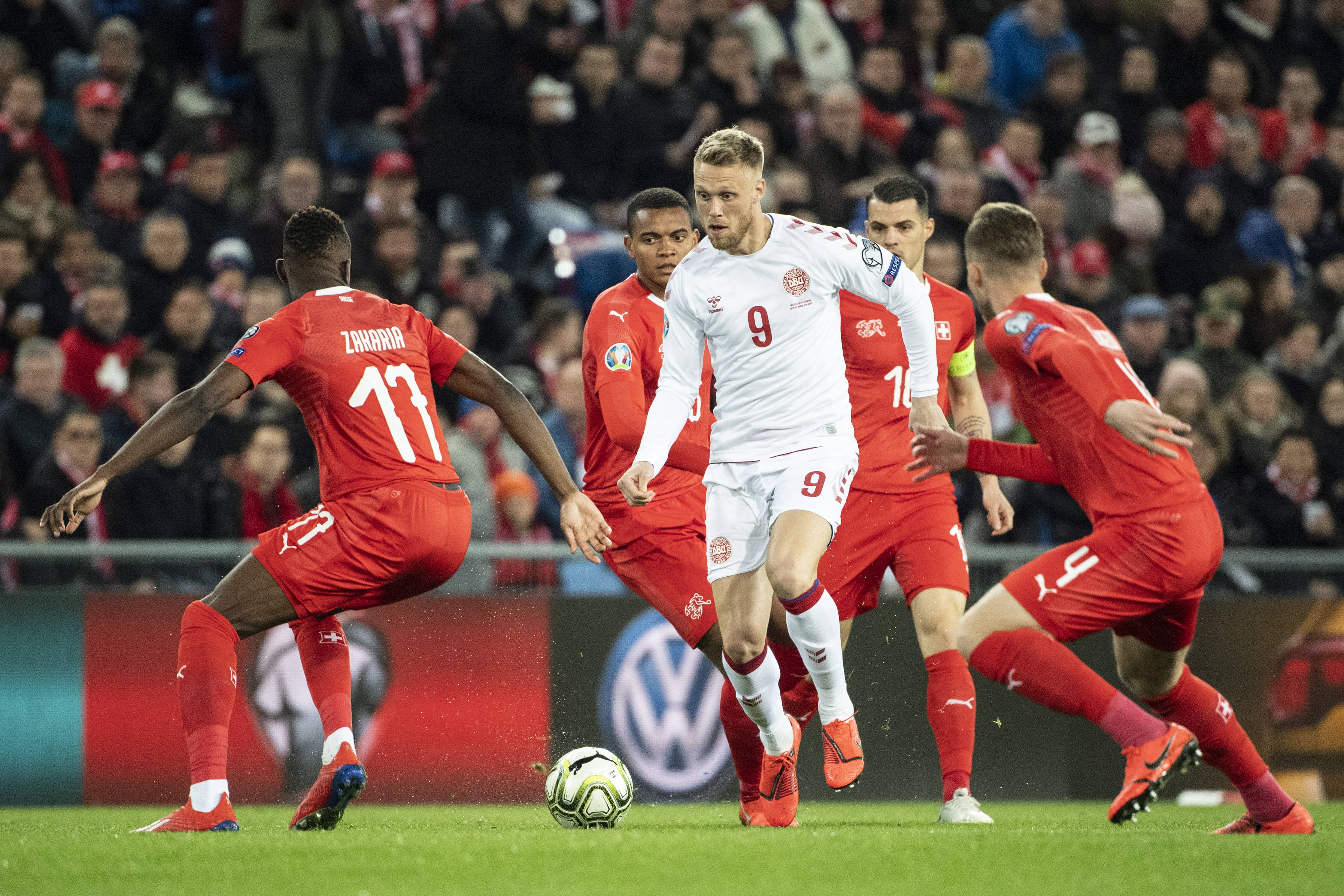 包含欧预赛焦点对决，球场上燃起激烈战火的词条