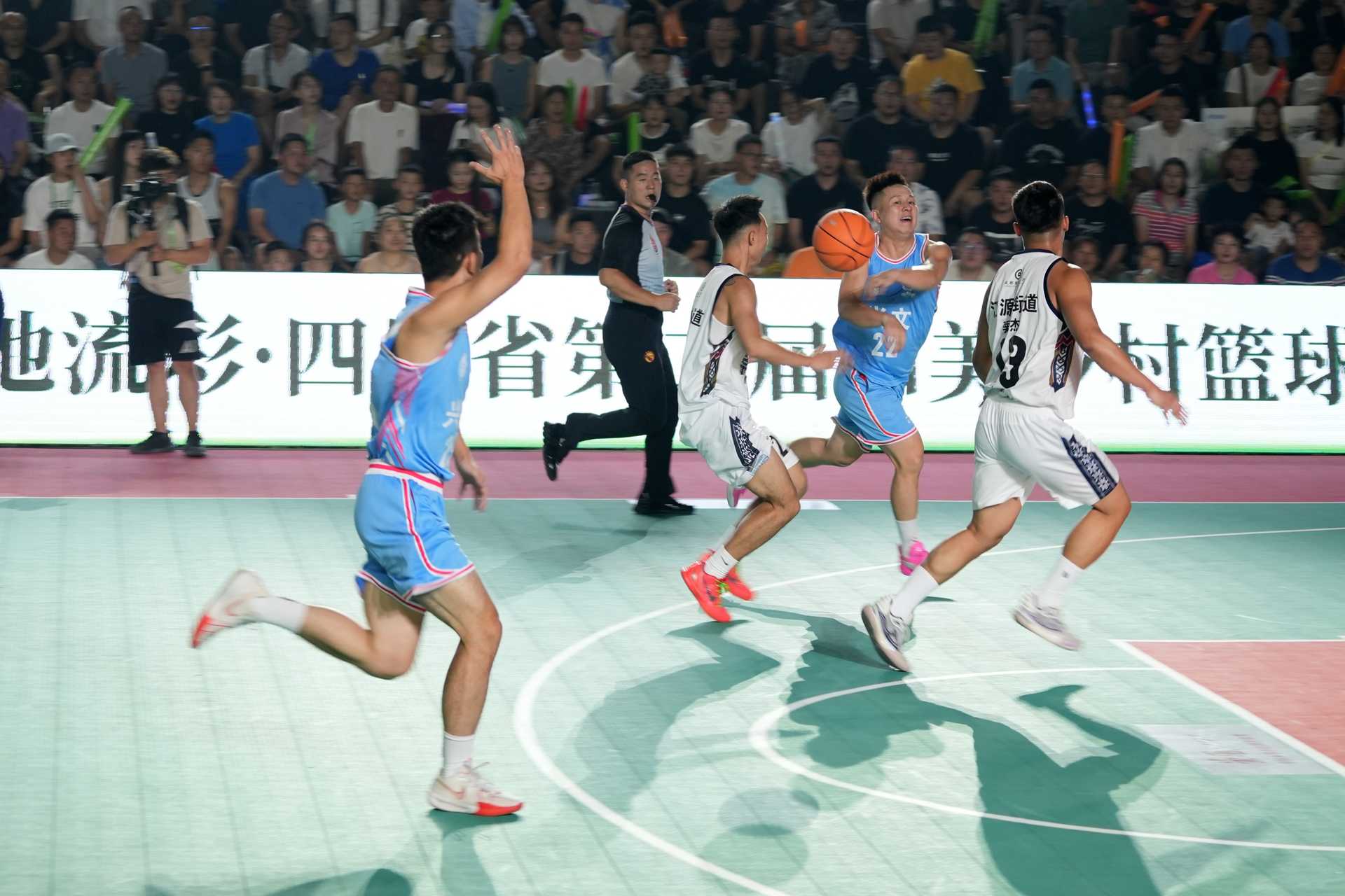 包含体育品牌倾力支持篮球基层赛事的词条