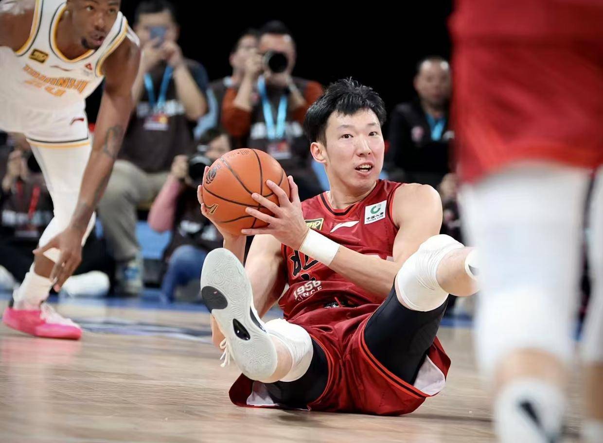 包含北京首钢取得连胜，辽宁男篮坚守榜首位置的词条