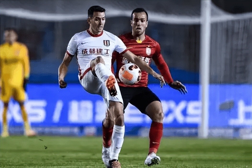 球队战术大调整，球迷期待团结一心