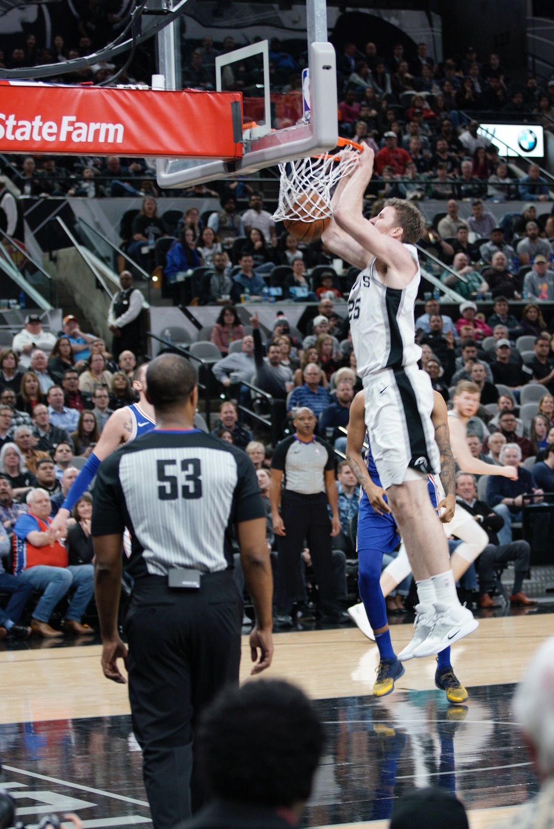 关于马刺碾压76人，德罗赞状态火热的信息