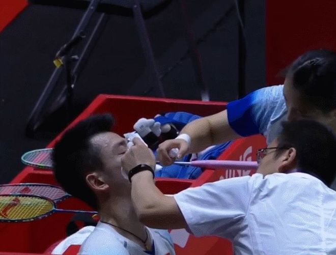 丹麦队翻盘日本队，黄鸭组合点燃赛场