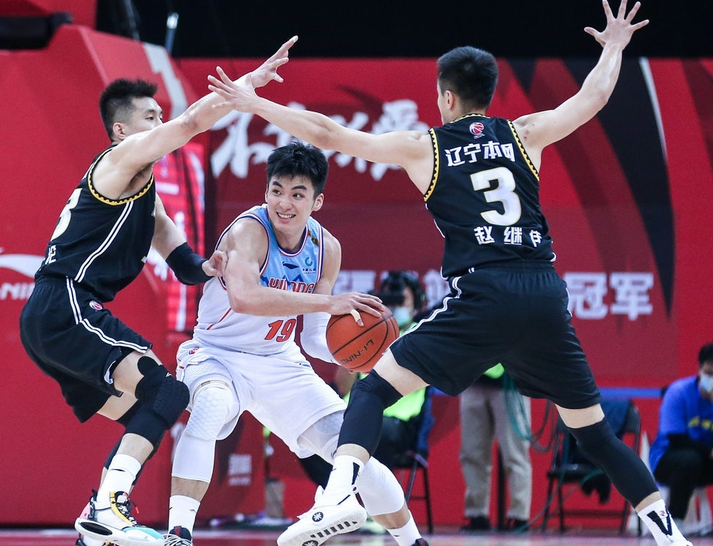 辽宁队逆转山西队,东契奇扛起全队 辽宁队逆转山西队,东契奇扛起全队